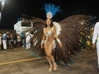 Aline Riscado desfila no carnaval de SP com costeiro pesado: 'Eu aguento'