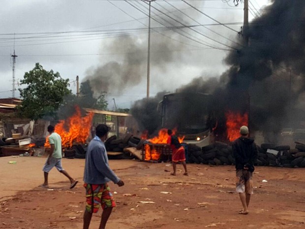 Moradores do Sol Nascente, no Distrito Federal, junto a barricada de pneus e de ônibus incendiado na manhã desta quinta-feira (6)  (Foto: Corpo de Bombeiros/Divulgação)