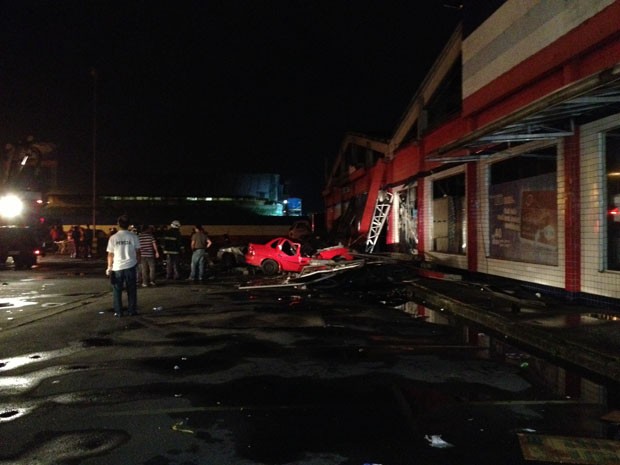 Desabamento no supermercado Krill, em Cubatão (Foto: Luis Paes/TV Tribuna)