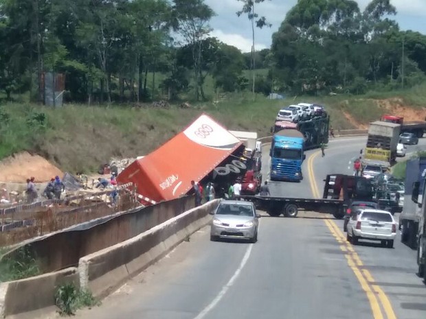 Caminhão capota na BR-381, em Nova União, na Região Central de Minas Gerais. (Foto: Alessandra Mazon/Arquivo pessoal)