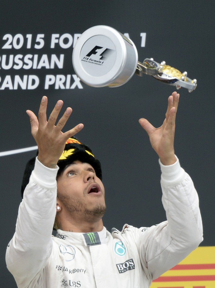 Lewis Hamilton joga troféu para o alto no pódio do GP da Rússia (Foto: AFP)