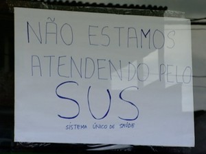 Cartaz na unidade  (Foto: Reprodução / TV Gazeta)