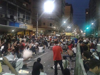 Luzes piscam e pessoas sentam no chão para pedir paz (Foto: Lorena Aquino/G1)
