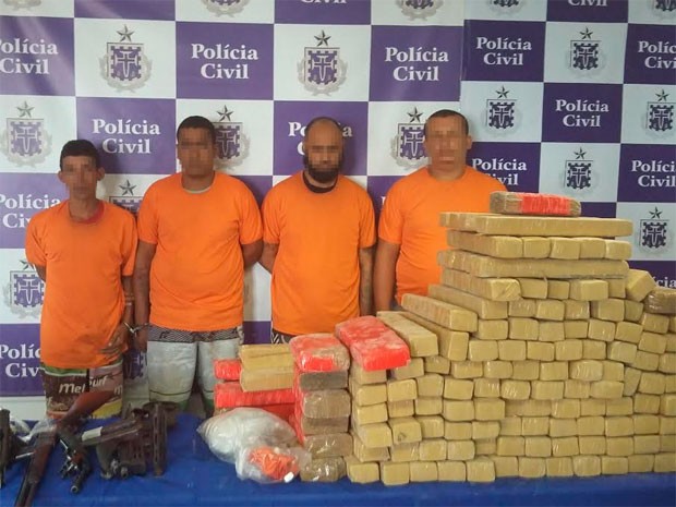Suspeitos foram presos com drogas em fazenda no municipio de Catu (Foto: Divulgação/Polícia Civil)