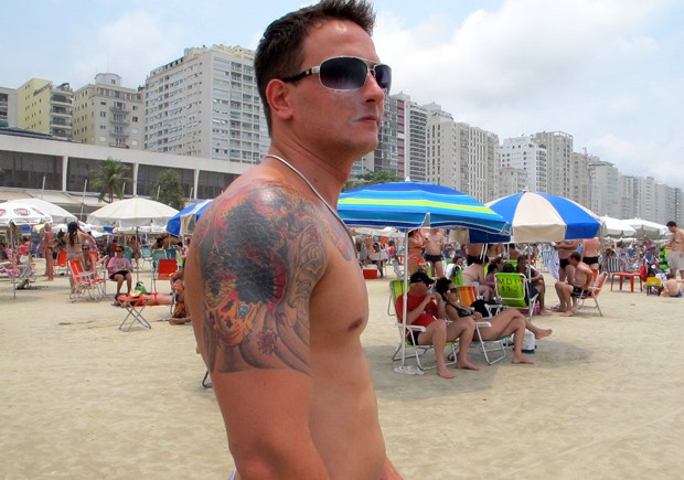 No Guarujá, turistas não discuidam de cuidados com a tatuagem ao curtir a praia (Foto: Anna Gabriela Ribeiro/G1)