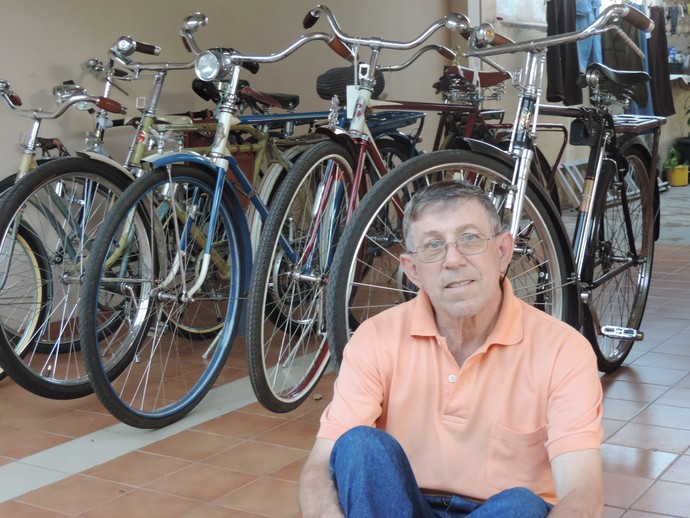 Antônio e suas relíquias: o aposentado trata com carinho cada uma de suas bicicletas (Foto: Mateus Tarifa / GloboEsporte.com) Antônio e suas relíquias: o aposentado trata com carinho cada uma de suas bicicletas (Foto: Mateus Tarifa / GloboEsporte.com)