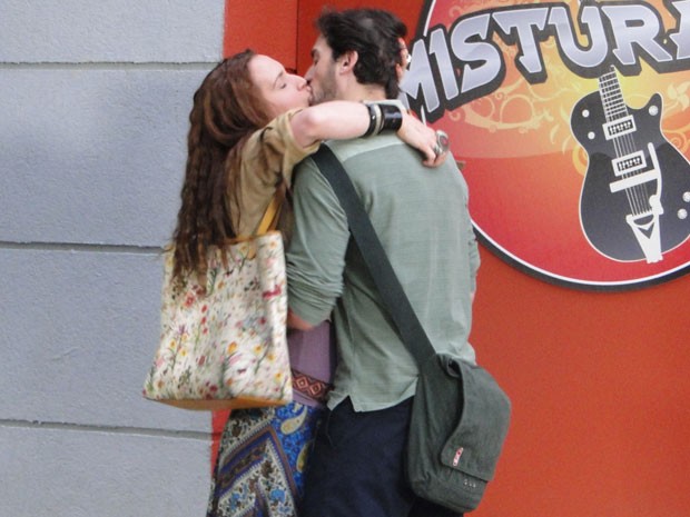 Cezar beija Tizinha na frente do Misturama e Marcela acaba vendo o novo casal (Foto: Malhação / Tv Globo)