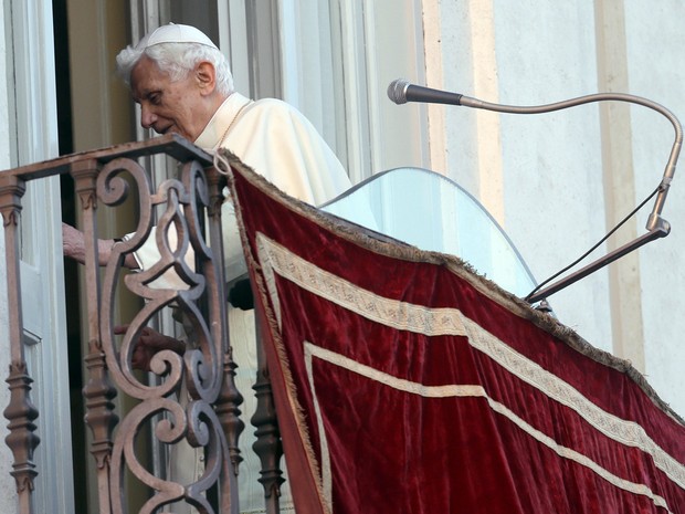 Bento XVI deixa a sacada após proferir mensagem para fiéis no Castel Gandolfo (Foto: Alessandra Tarantino/AP)