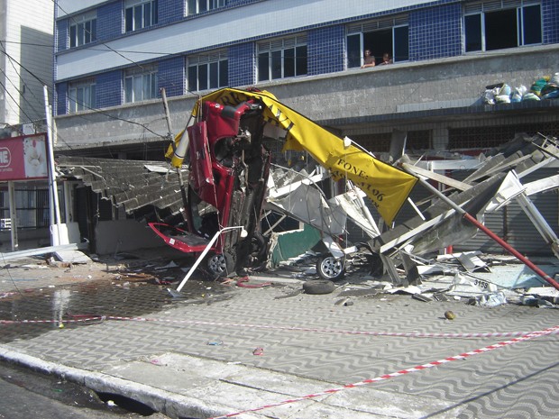 Carro fica destruído após invadir uma pizzaria em Praia Grande (Foto: Erico La Franchi / Especial para o G1)