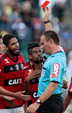 Caceres, Wallace, expulsão Leo Moura, Cartão vermelho, Corinthians x Flamengo (Foto: Ale Cabral/Agência Estado)