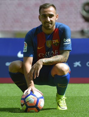 Alcácer é apresentado pelo Barcelona (Foto: LLUIS GENE / AFP)