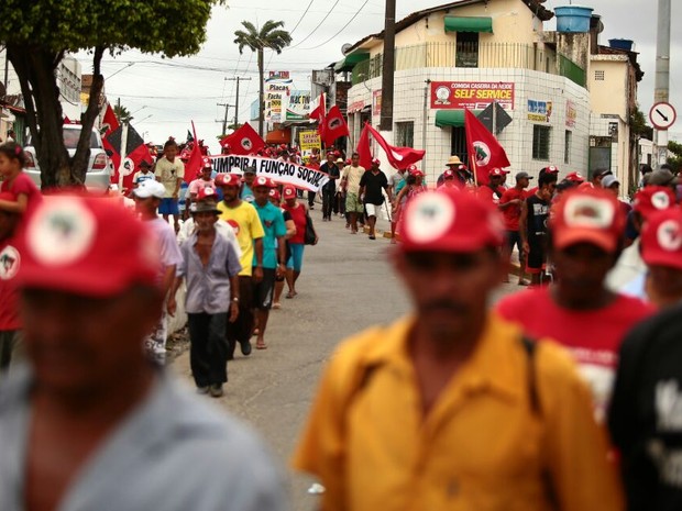 Trabalhadores rurais em marcha por avenidas de Maceió (Foto: Jonathan Lins/G1)