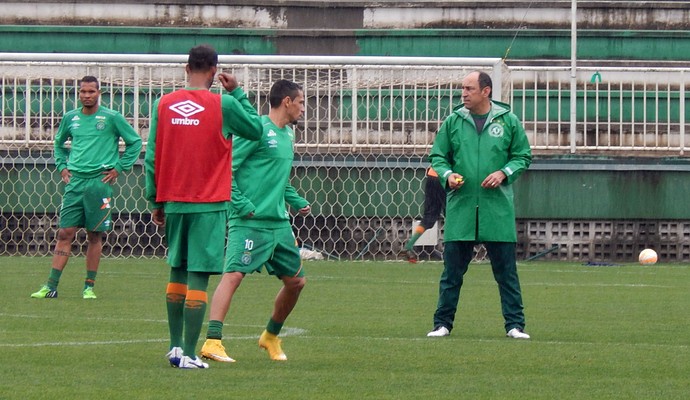 Técnico Vinícius Eutrópio encaminhou time com reservas para o jogo contra a Ponte (Foto: Laion Espíndula)