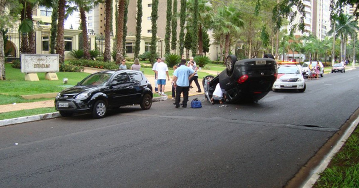 G Carro Capota E Deixa Um Levemente Ferido Em Ribeir O Preto Sp