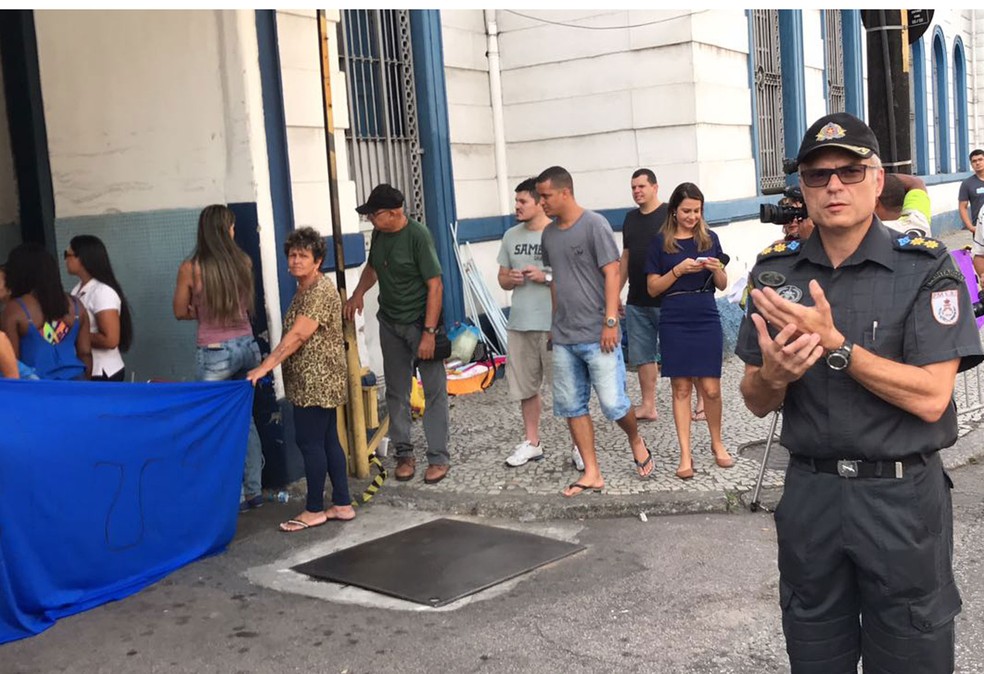 Coronel Busnello, comandante do 6° batalhão, pediu que manifestantes retirassem grade da frente do batalhão e foi atendido (Foto: Henrique Coelho / G1)