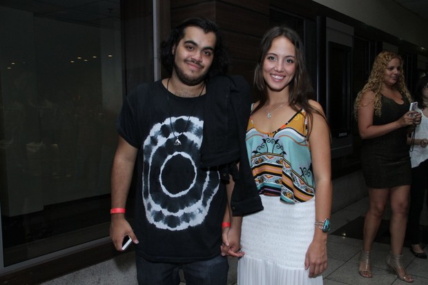 Francisco, filho de Preta Gil, e a namorada em pré-estreia no Rio (Foto: Thyago Andrade / Foto Rio News)