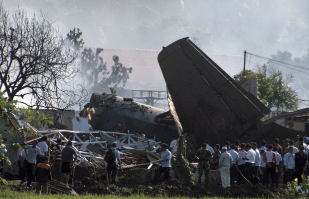 Destroços do avião que caiu sobre casas nesta quinta-feira (21) em Jacarta, capital da Indonésia (Foto: AP)