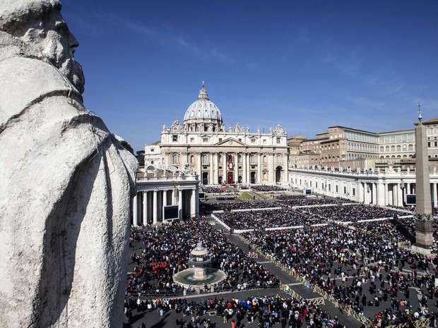 Multidão se reúne na Praça São Pedro, no Vaticano, para receber a benção do Papa Francisco neste domingo (27) de Páscoa (Foto: Angelo Carconi/ANSA via AP )