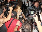 Kim Kardashian causa tumulto e é cercada por mais de 40 fotógrafos 