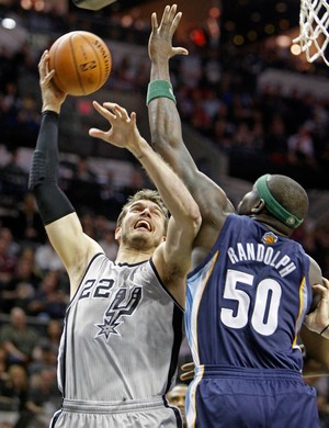 Tiago Splitter e Randolph San Antonio Spurs x Memphis Grizzlies (Foto: AP)