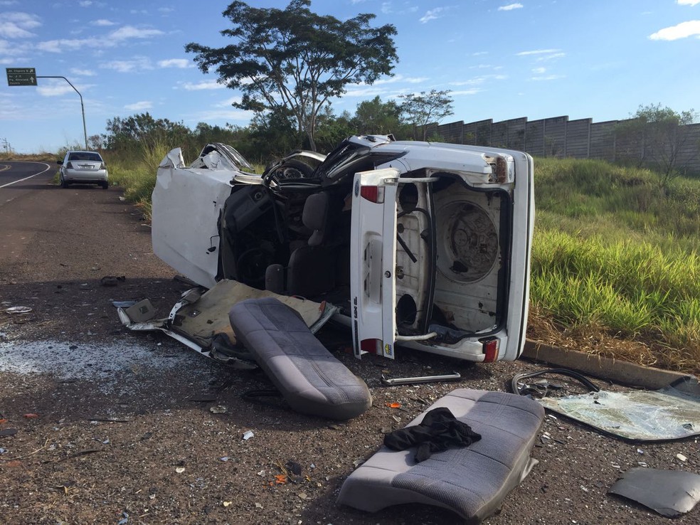 Acidente ocorreu na Rodovia Ângelo Rena, em Presidente Prudente (Foto: Tiago Rodrigues/TV Fronteira)