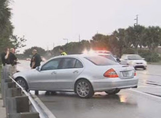 Motorista atirou contra si mesmo após ameaçar mulher em outro carro (Foto: Reprodução/YouTube/NBC2 News)