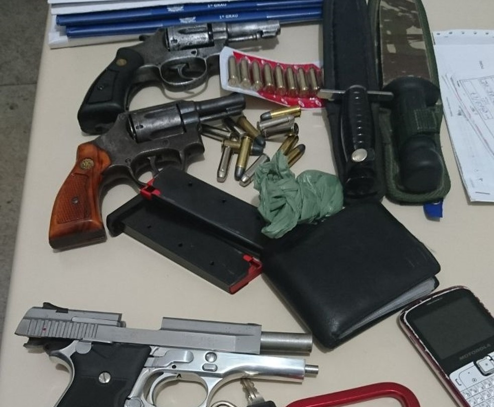 Armas e munições foram encontradas com os suspeitos (Foto: Divulgação/PRF)