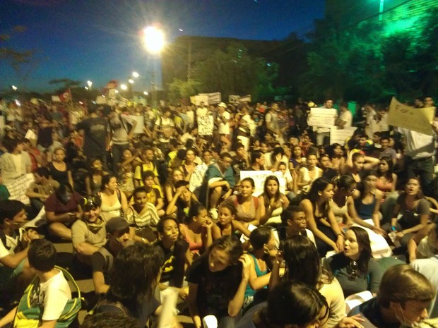 Três mil pessoas sentam em ruas de Palmas e param o trânsito, durante manifestação (Foto: Bernardo Gravito/G1)