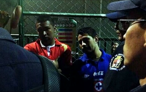 Torcedores do Cruz Azul foram expulsos do estádio. Time reprovou atitude (Foto: Reprodução SporTV)