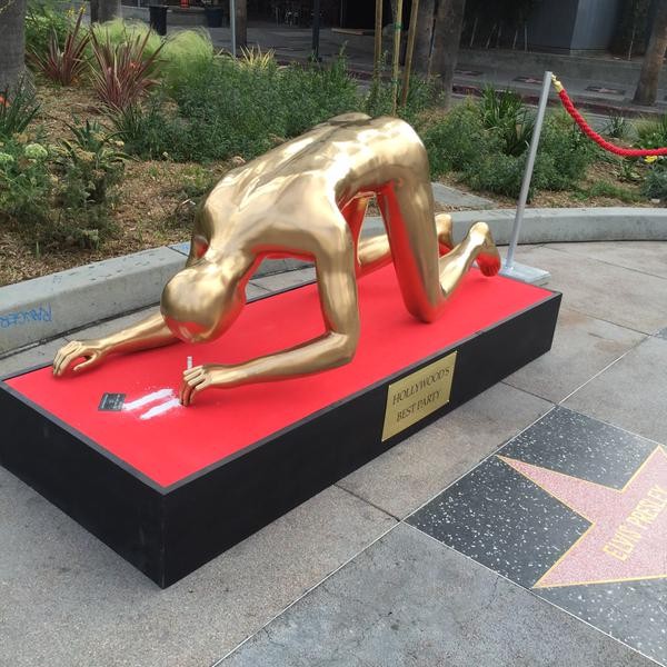Instalação artística mostra a estatueta do Oscar consumindo cocaína (Foto: Reprodução Twitter)