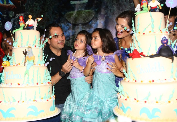 Parabéns no aniversário das filhas de Luciano (Foto: Iwi Onodera / EGO)