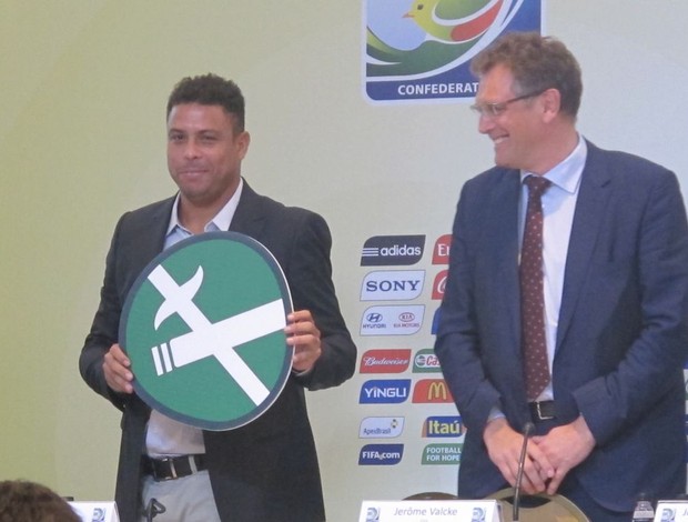 Ronaldo e Valcke anunciam que fumo será proibido na Copa (Foto: Márcio Iannacca/GLOBOESPORTE.COM)