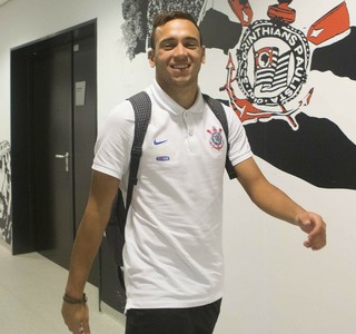 Corinthians dá aumento a Maycon e reajusta multa para R$ 100 milhões