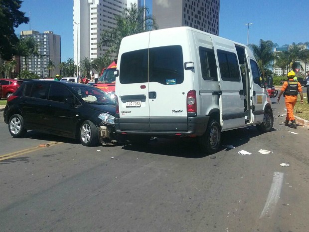 Carro colidiu com moto e com van de Ministério na frente da delegacia (Foto: Bárbara Nascimento/G1)