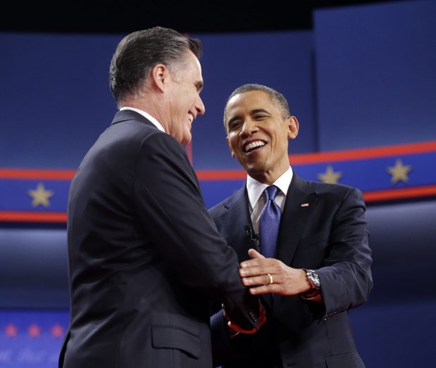 Os candidatos republicano, Mitt Romney, e democrata, Barack Obama, se cumprimentam nesta quarta-feira (3) no debate em Denver, no Colorado (Foto: AP)