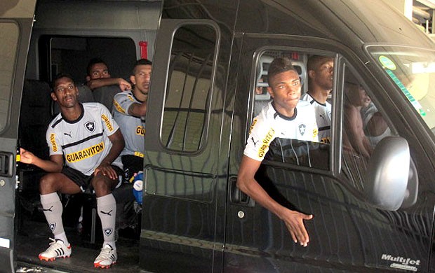 jogadores na van do Botafogo durante treino (Foto: André Casado / Globoesporte.com)