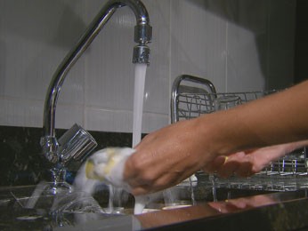 Professor mostra a importância de reaproveitar água (Foto: Reprodução / TV Globo)