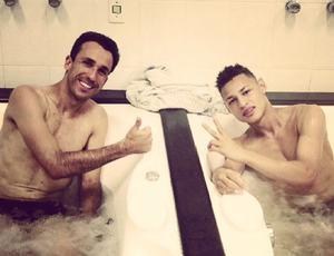 Thiago Ribeiro e Neilton banheira (Foto: Reproduçao Instagram)