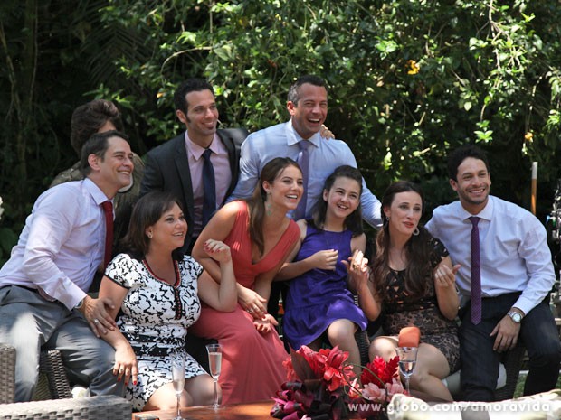 Elenco posa para foto em momento de descontração nas gravações (Foto: Jacson Vogel/ TV Globo)