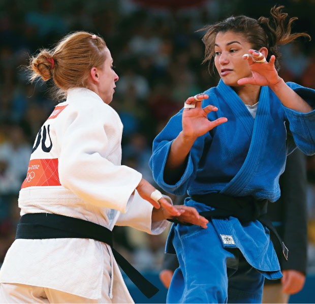 VITÓRIA FEMININA Sarah Menezes na luta contra a romena Alina Dumitru, em que conquistou o ouro no judô. “Meus pais achavam que judô  era masculino”  (Foto: Alexander Hassenstein/Getty Images)