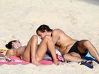 Em clima de romance, Marcelo Faria curte praia com a mulher no Rio