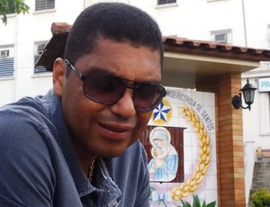 Narciso presta solidariedade a jovem com leucemia, em Santos (Foto: Leandro Campos)