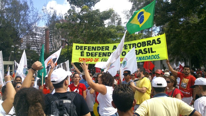 CEARÁ: Segundo o secretário geral da CUT do Ceará, há no momento mil manifestantes na Praça da Imprensa, em Fortaleza. A PM não fez estimativa.