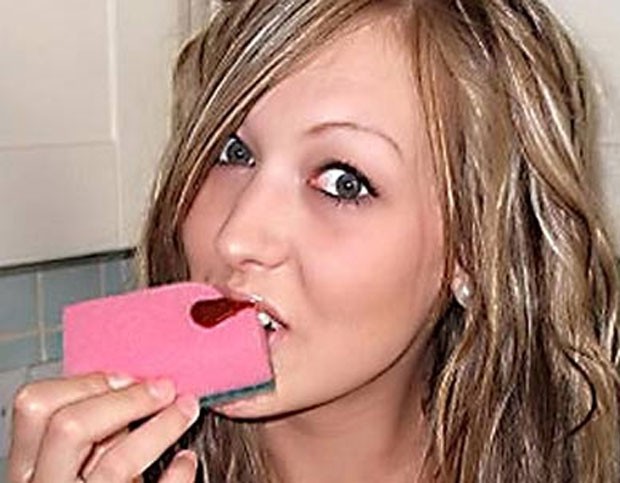 A britânica Kerry Trebilcock diz ter compulsão por comer esponjas de lavar louça. Ela diz ter devorado cerca de 4 mil esponjas por conta do vício (Foto: Reprodução)