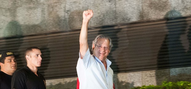 José Dirceu ergue o punho saudando militantes que o apoiavam na entrada da Superintendência da Polícia Federal em São Paulo (Foto: Adriano Lima / Brazil Photo Press / Agêcia O Globo)