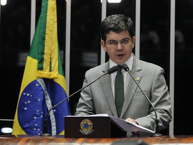 O senador Randolfe Rodrigues (Rede-AP) discursa na sessão da votação do processo de impeachment da presidente Dilma no Senado, em Brasília (Foto: Beto Barata/Agência Senado)