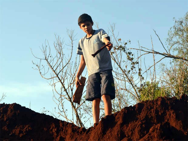 Maycon mostra suposto osso que ele retirou de terra despejada em bairro de Ribeirão Preto (Foto: Clayton Castelani/ G1)