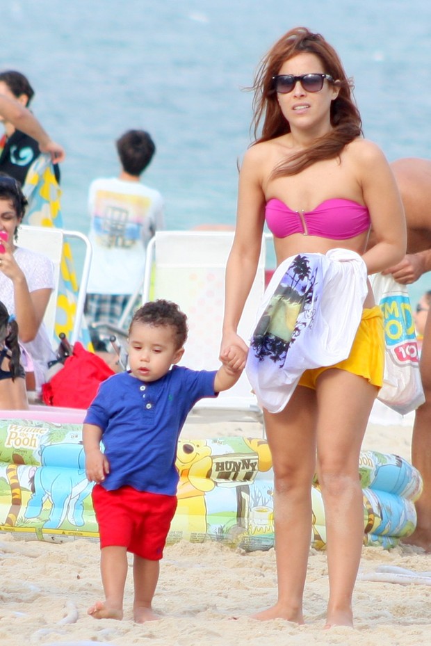 Wanessa na praia do Leblon, no RJ (Foto: JC Pereira/Foto Rio News)