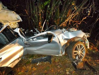Veículo ficou praticamente destruído depois de se chocar contra uma árvore na PR-281 (Foto: Polícia Rodoviária Estadual / Divulgação)