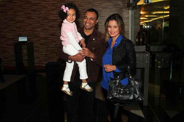 Luciele Di Camargo com o marido, Denilson, e a filha (Foto: Manuela Scarpa / Foto Rio News)